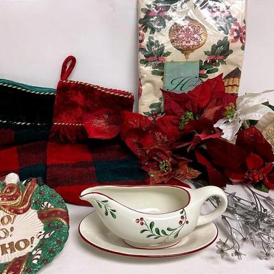 Canapé Plate, Stockings, Table Cloth, & More
