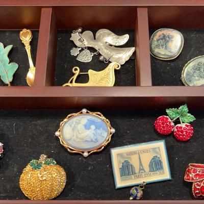 12 Brooches - Costume Jewelry