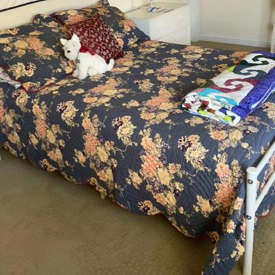 Double Bed W/Bedding, Pillows & Quilt