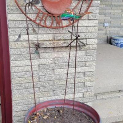 Sale Photo Thumbnail #245: Lawn Art and Planter