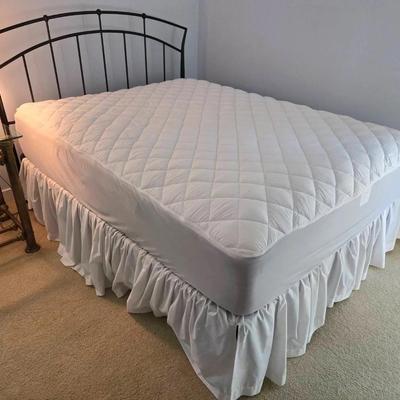 Queen Size Metal Bed w Mattress & Box Spring 