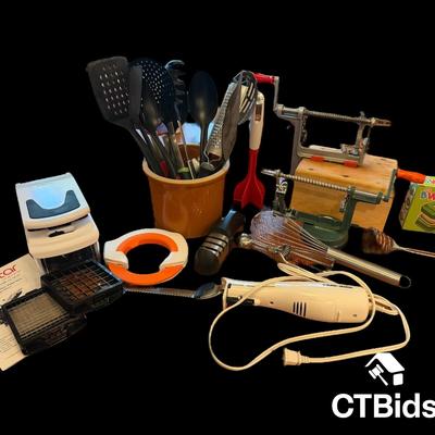 CV181 - Collection of Kitchen Utensils 