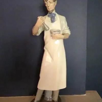 Lladro Figurine – The Pharmacist #6273