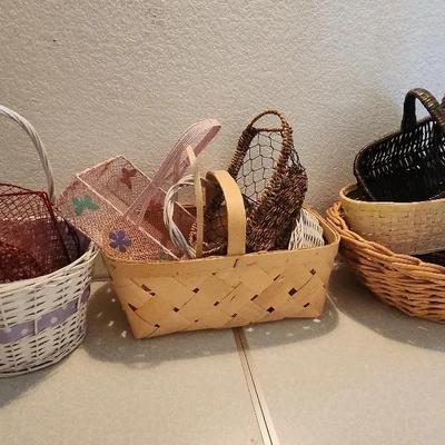 Basket Lot 1 - White basket and multiple other brown sizes