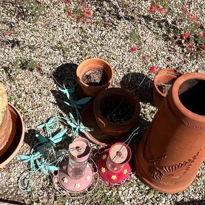 Outdoor Starter Kit - 6 Clay Pots, 2 Hummingbird Feeders & Dragonfly Decor