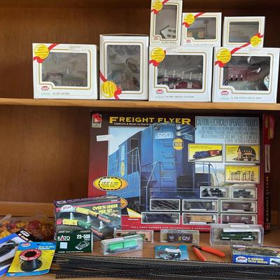 Freight Flyer Electric Train Set + Model Power N Scale Buildings, Tracks & More