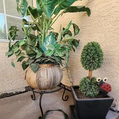 Outdoor Faux Plants & Large Ceramic Frog