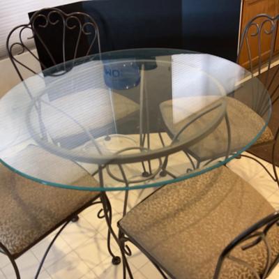 Glass Topped Kitceh  Or Nook Table With Metal Legs And 4 Metal Chairs