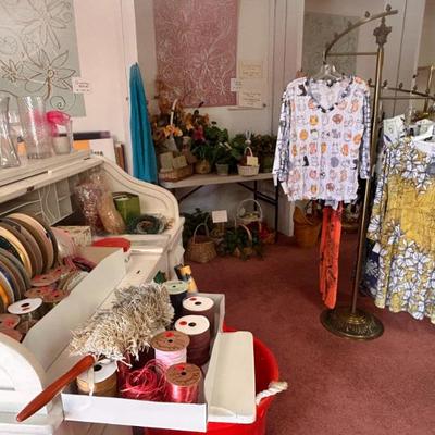 Sale Photo Thumbnail #8: Desk/Wrapping Paper/Ribbons