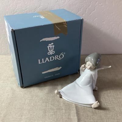 Lladro   "Cherub Wondering" with Box