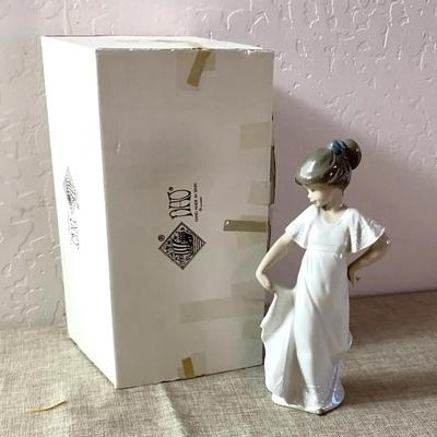 NAO By Lladro “ How Pretty" with Box