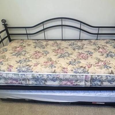 Day Bed (Matress’s Included)
