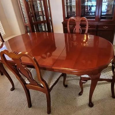 Lexington Oval Dining Table W/ (4) Chairs
