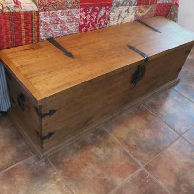 Sale Photo Thumbnail #5: Pine Blanket Chest