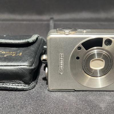 Canon ELPH 2 digital camera with case