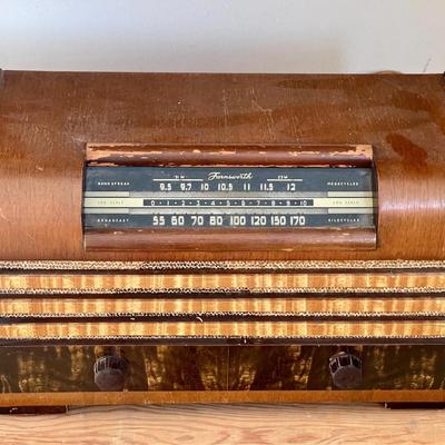 023-BON: Vintage Farnsworth Table Radio Model DT-64