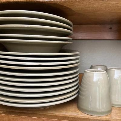 “Williams-Sonoma” Matching Plates, Bowls, & Mugs