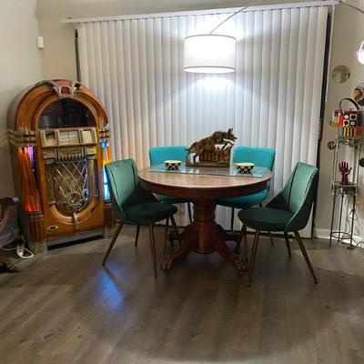 Sale Photo Thumbnail #35: Solid Oak Dining Room Table Expandable w/ 2 Leaves & 4 Chairs