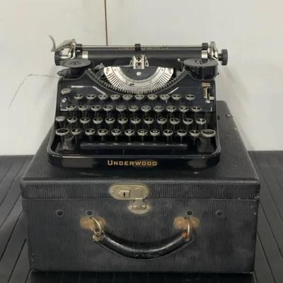 Antique Underwood Universal Typewriter 