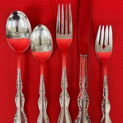 84-pc Set Wm. Rogers Extra Plate Silverplate Flatware – “Camelot” Pattern