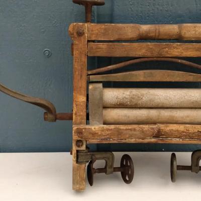 Antique Hand-Crank Clothes Wringer – Wood & Cast Iron Laundry Tool
