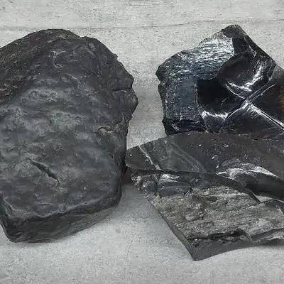 Possible Meteorite and Obsidian Stone Collection – Natural Iron-Rich and Volcanic Glass Specimens
