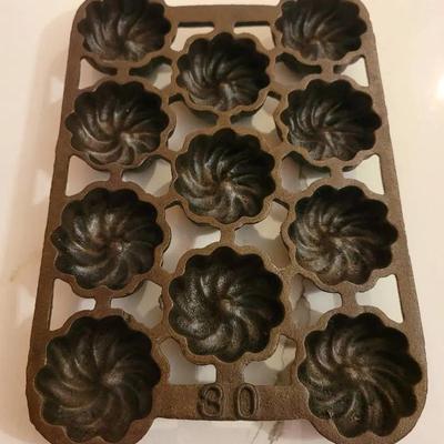 Antique 1920s Turk's Head Cast Iron Gem Muffin Pan