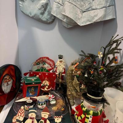 Holiday Décor Lot – Snowmen, Santas, Advent Calendar, and More

