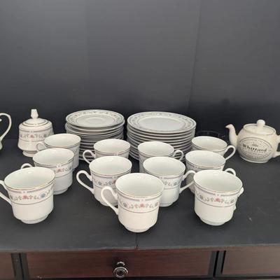 Tivoli China Pattern 8305 – 33-Piece Fine China Dinnerware Set with Whittard Teapot
