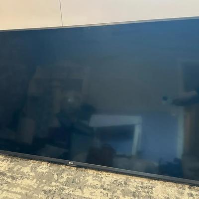 LG Flat Screen HDTV 55" and wall mount