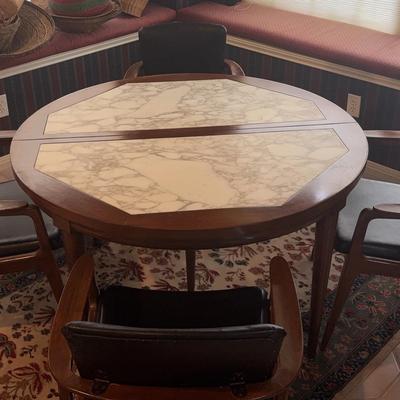 Table With 2 Leaves And 4 Chairs