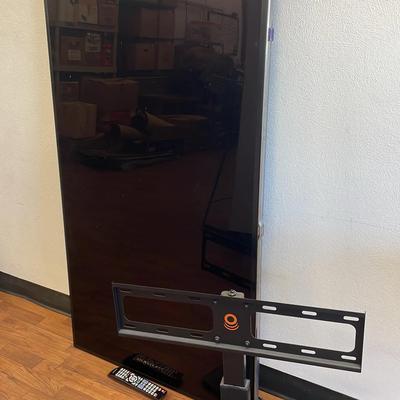 Samsung Smart TV with TV Mount 