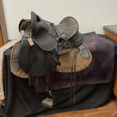 Saddle Blankets & Black Pleasure Saddle 