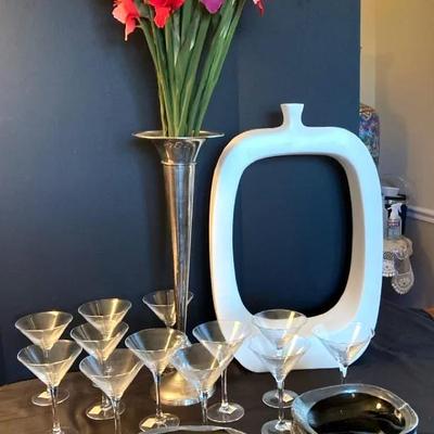 Deco Decor Floral, Vase, Martini Glasses, Black Plates & Bowls