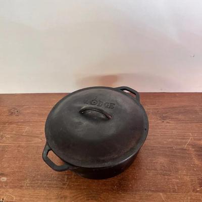 Lodge Cast Iron Dutch Oven w/ Lid 10 inch