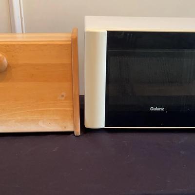 BL139 Galanz Microwave & Bread Box