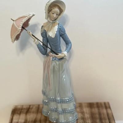 Lladro 4879 Lady With Parasol Damita Aranjuez Figurine