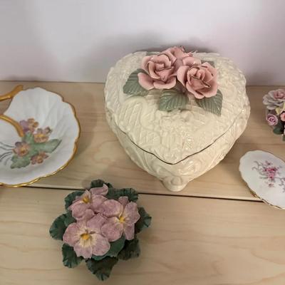 Lot Of Five Trinket Boxes, Trays & Decor Floral Theme