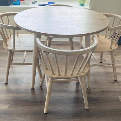 Round Wood Table W/4 Chairs