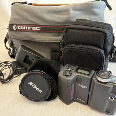 Nikon CoolPix 995 Digital Camera, Lens, Camera Bag