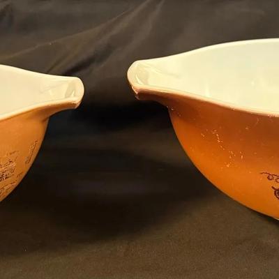 Lot 460: Pair of Vintage Pyrex Mixing Bowls – Early American & Golden Grapes Patterns