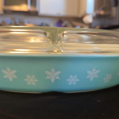 Lot 265: Vintage Pyrex Snowflake Casserole Dish