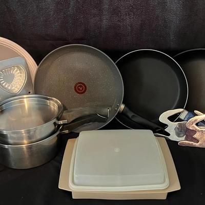 Lot 312: Kitchen Cookware & Bakeware Lot – Mixed Pans, Tupperware & More
