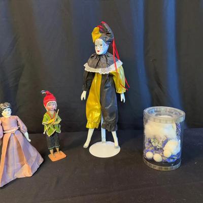 Lot 437: Lot of 4 Unique Vintage Dolls – Porcelain, Cloth, and Handcrafted Figures with Storage Case