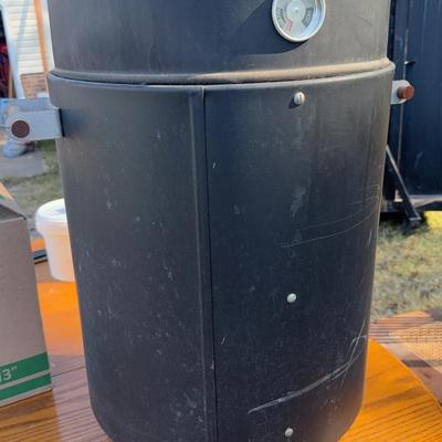 Lot 511: Brinkmann Smoke’N Grill Vertical Charcoal Smoker – Classic Barrel Style