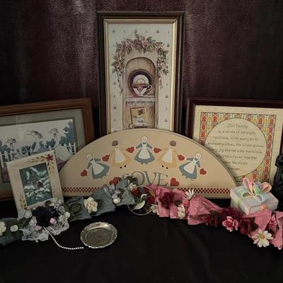 Lot 319: Country Cottage Wall Decor & Floral Accent Lot