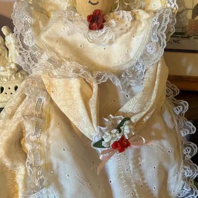 Lot 351: Lot of Vintage & Handmade Home Décor Items