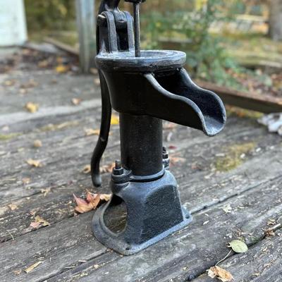 Lot 534: Vintage Goulds Seneca Falls NY Cast Iron Hand Water Pumpa