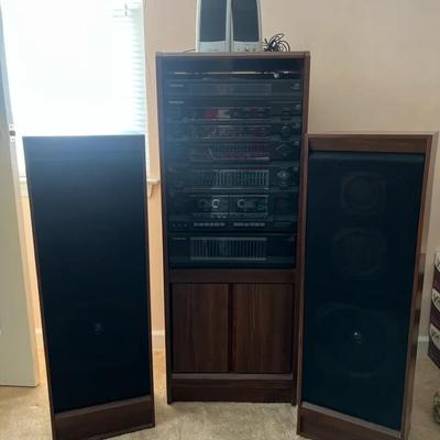 Lot 333: Vintage Soundesign Stereo System with Tower Speakers and Cabinet