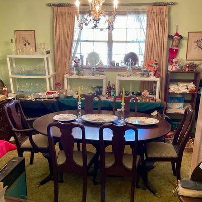 Dining room table and chairs, has table pad